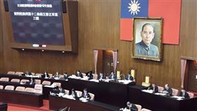 立院三讀　延長復康巴士免徵貨物稅至113年底立法院院會3日三讀通過修正貨物稅條例第12條條文，延長身心障礙者復康巴士等車輛貨物稅免徵優惠至民國113年12月31日。中央社記者范正祥攝　108年12月3日