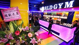 知名健身房分店遭爆安檢未過  王世堅現勘（3）知名健身房「WORLD GYM」民權東店遭爆建築消防安檢未通過，即自行開幕違規使用，台北市議員王世堅3日率北市相關局處到場現勘，認定業者違法營業。中央社記者王騰毅攝  108年12月3日