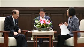 總統：台日洽簽CPTPP現在正是時機總統蔡英文（右）3日接見日本台灣交流協會會長大橋光夫（左），總統表示台日雙方互訪人數今年很有可能突破700萬人次的大關創下歷史新高；雙方洽談太平洋夥伴全面進步協定（CPTPP）正是時機。中央社記者鄭傑文攝　108年12月3日