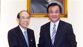 蘇嘉全會見大橋光夫立法院長蘇嘉全（右）3日在立法院會客室，會見日本台灣交流協會會長大橋光夫（左），兩人握手致意。中央社記者施宗暉攝  108年12月3日