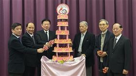 紡織綜合所60週年慶紡織綜合所3日舉行60週年慶，所長李貴琪（左一）與歷任董事長共同切蛋糕慶祝。中央社記者潘羿菁攝  108年12月3日