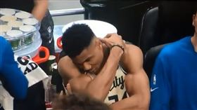 NBA／笑翻！字母哥狂親…空氣女友
NBA,密爾瓦基公鹿,Giannis Antetokounmpo,親吻鏡頭,空氣女友
翻攝自推特