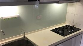 房東抱怨「檯面有痕跡」…她PO文討拍！　反遭偵探網抓包：妳1個月前用刀刮壞
圖／翻攝自爆怨公社