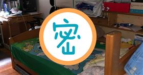 「爆廢公社二館」有媽媽網友，被爸爸氣到差點吐血，「連人帶車」移到床上。（圖／翻攝自爆廢公社二館）