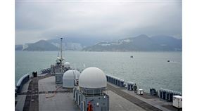 中國外交部2日宣布，即日起暫停審批美國軍艦赴香港休整的申請。圖為4月美國兩棲指揮艦藍嶺號抵香港。（圖取自美國太平洋艦隊網頁cpf.navy.mil）