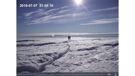 研究團隊利用無人機記錄下格陵蘭島冰原的部分冰層表面在夏天融化成湖，湖底出現裂縫讓湖水急速排乾的現象。（圖取自pnas.org）