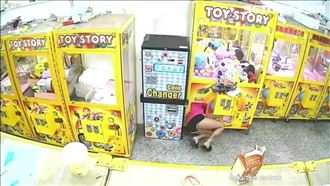 軟Q鑽娃娃機行竊　真理褲辣妹抓到了