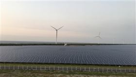 光電發展里程碑　彰濱太陽能發電破1億度台電彰濱光電區為目前全台最大地面型光電場，台電預估該區每年約發出將近1.4億度電，台電表示，至今全區發電度數正式突破一億度電。（檔案照片）中央社記者蔡芃敏攝　108年12月3日