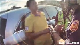 新北市林姓男子酒駕又朝警員連吐3口水遭移送法辦（翻攝畫面）