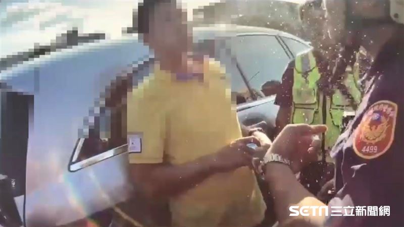 他酒駕昏睡被叫醒　竟朝警連吐3口水