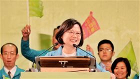 蔡總統桃園造勢　盼守護台灣民主總統蔡英文（前）1日出席桃園市北區競選總部成立造勢大會，蔡總統表示，2020年每個人有3票，一票總統蔡英文，一票民進黨提名的立委，一票投給「改革唯一品牌」民主進步黨，讓民進黨在國會更有力量，守護台灣也守護民主。中央社記者吳睿騏桃園攝　108年12月1日