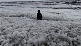 泡沫,印度,海灘,電影,浪漫,有毒,皮膚,汙染,殘酷,接觸　圖／翻攝自推特