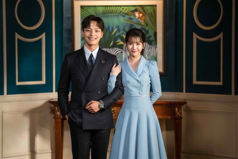 呂珍九曾和IU一同出演《德魯納酒店》。（八大提供）