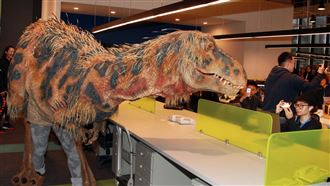 恐龍亂入三立新聞網　員工名嘴全驚呆