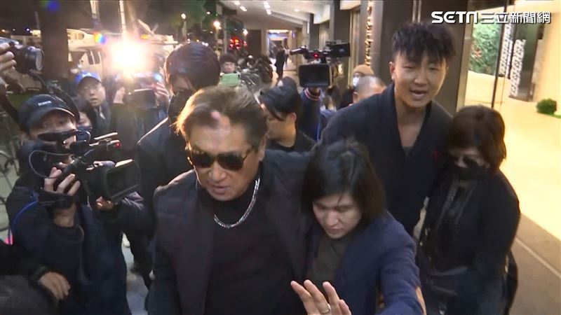 頭七結束！高以翔爸不慎摔倒惹心疼