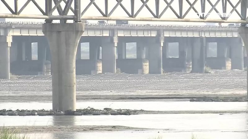 李家抽溪底砂！昔「中沙大橋」橋墩露