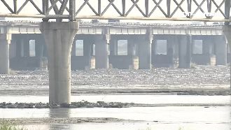 李家抽溪底砂！昔「中沙大橋」橋墩露