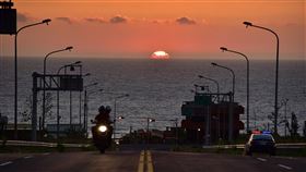 台灣最美10大景觀公路　西濱苗栗通霄段奪冠交通部公路總局發起票選台灣最美10大景觀公路，由台61線通霄路段奪冠。苗栗通霄在地攝影師張文煥捕捉到西濱新埔聯絡道海上落日美景（圖），被譽為西部太麻里。（張文煥提供）中央社記者管瑞平傳真　108年12月3日