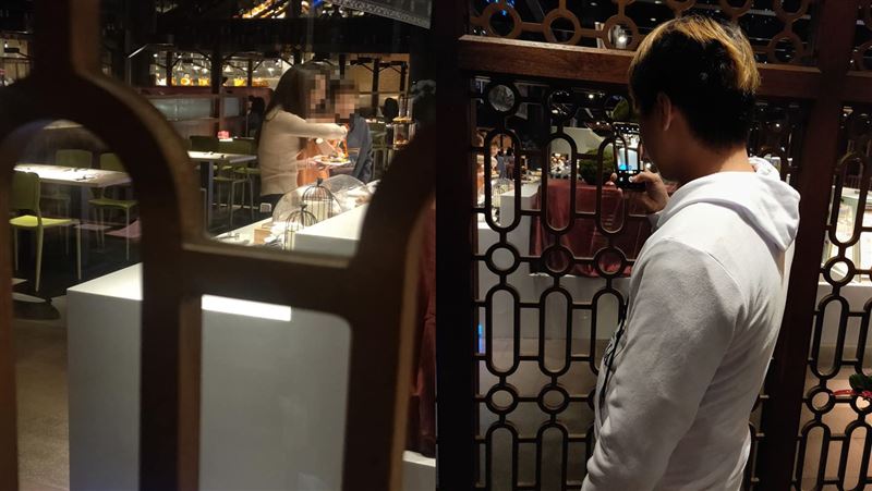 老公偷拍自助餐妹　正宮站後面很火