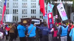 ▲國民黨立委賴士葆等人，扛著貼有「還蘇啟誠公道」棺材到外交部大門抗議，甚至想直衝部長辦公室理論，賴士葆不滿駐衛警阻擋，竟然飆出「奇怪你部長大還是我立委大？」