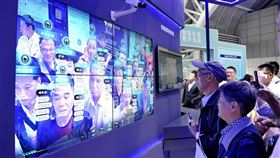 紐約時報報導，新疆當局透過採集維吾爾族的血液樣本，建立基因資料庫，未來可根據基因資料庫建立的人臉圖像輸入人臉辨識系統，藉此加強社會控制。圖為中國人臉識別技術展覽會。（示意圖／中新社提供）