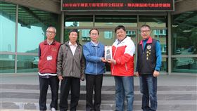 南竿鄉夏月節電有成　台電頒獎給連江縣冠軍台電日前舉辦2019年節電成果發表會，公布今年夏月全國22縣市節電冠軍地圖，其中南竿鄉在連江縣4鄉鎮中居冠，台電公司馬祖區營業處長張毓哲（中）3日頒獎給南竿鄉長陳振國（右2），肯定節電成效。（連江縣政府提供）中央社　108年12月3日
