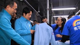 解決洗衣庇護工場困境  賴清德建議仿效外送平台民進黨副總統候選人賴清德3日到桃園市龜山區的「亮羽洗衣庇護工場」參訪，並了解庇護工場所面臨的困境，他也建議，可仿效外送平台服務，增加客群。中央社記者吳睿騏桃園攝  108年12月3日