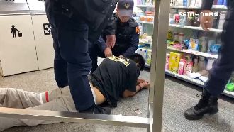 買泡麵遇警盤查　男疑吞毒遭上銬壓制