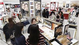 兩名日本官員3日表示，為了支持脆弱經濟成長，日本準備推出13兆日圓振興經濟方案。圖為日本東京銀座百貨公司的化妝品專櫃。（檔案照片／共同社提供）