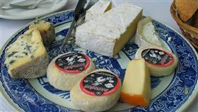 美國為報復法國對大型科技企業徵數位稅，2日揚言對價值24億美元的法國貨課徵最高100%關稅，包括瓷器、奶油和乳酪等。（示意圖／圖取自Pixabay圖庫）