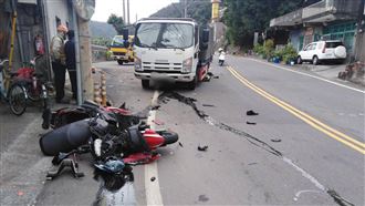 重機跨雙黃線對撞貨車　騎士遭輾斃