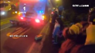 騎士閃掉落箱子　機車失控滑公車車底