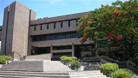 王秋華為台灣戰後第一代建築師，被譽為台灣圖書館建築之母。圖為王秋華與建築師潘冀合作設計中原大學張靜愚紀念圖書館（圖取自維基共享資源；作者Foxy Who，CC BY-SA 3.0）。