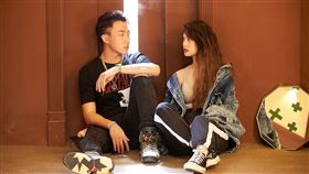楊丞琳邀金曲新人王ØZI跳脫舒適圈 《Love is Love》MV新聞（環球提供）