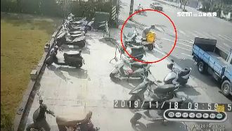 鈔票飛滿天！外送員撿4萬4還失主