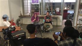 印尼移工挺反送中被遣返印尼移工尤麗（持麥克風者）2日遭港府以簽證逾期為由遣返。她3日召開記者會指出，她工作契約仍有效，雇主也要幫她申請延簽，本很簡單，因為她撰寫與反送中運動相關文章，而無法取得延簽，也因此被遣返。（尤麗的友人提供）中央社記者石秀娟雅加達傳真  108年12月3日