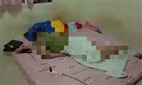 男充電玩遊戲！母開門驚見「黑屍趴床」…雙眼瞪大緊握手機（圖／翻攝自推特）