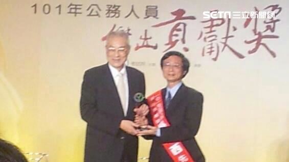 勇阻抽砂！吳約西退休卸光環端盤子