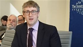 澳洲共諜疑雲  美專家：窺見中共情報系統運作對於自稱共碟的王立強向澳洲媒體揭露在台港澳從事諜報滲透一事，前美國中央情報局分析師馬提斯（前）分析，王立強非共諜，但他提供的訊息可以窺見中共情報系統實際運作狀況。中央社記者江今葉華盛頓攝  108年12月4日