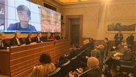 義大利國會外交委員會3日通過一份聲援香港示威的決議案，要求調查香港警察濫用武力、釋放示威民眾，並呼籲對於禁止社運領袖黃之鋒赴歐演講一事，提出正當理由。圖為義國會11月28日邀黃之鋒視訊演講。（圖取自facebook.com/joshuawongchifung）