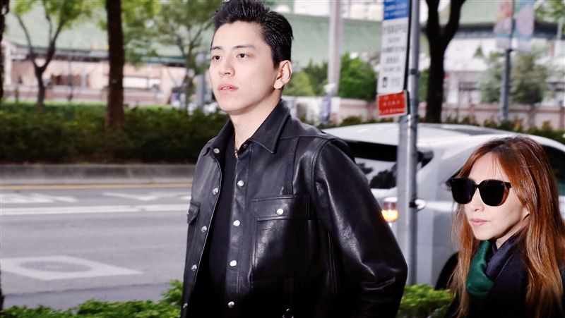 回家3天！王大陸靈堂想高以翔哭紅眼