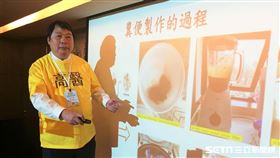 醫師吳登強說明糞便移植如何治療困難梭菌感染。（圖／記者楊晴雯攝）