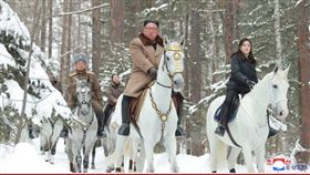 北韓領導人金正恩（中）由將領陪同，與妻子李雪主（右）騎馬登白頭山。（圖取自北韓中央通信社網頁kcna.kp）