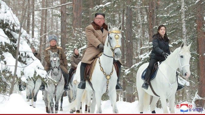 金正恩騎戰馬登白頭山