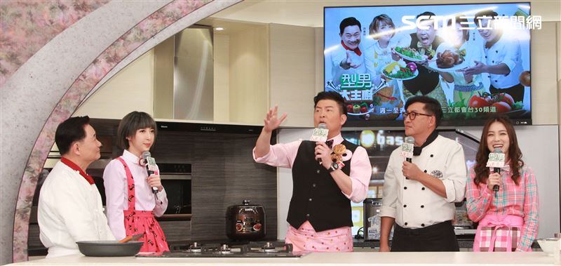 三立都會台「型男大主廚」14周年記者會，曾國城、五熊、卓文萱、阿基師、詹姆士。（記者邱榮吉/攝影）