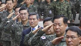 南韓國防部長鄭景斗（中）4日主持2019年終全軍主要指揮官會議時表示，考慮到北韓近期的動向，南韓全軍要保持高度戒備狀態。（韓聯社提供）