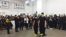 香港抗爭藝術展巴黎開幕  舞蹈演出吸引目光「流水與飛灰‧創意進化╳革命」藝術展3日於巴黎「DOC!」藝文空間開幕。現場聚集百多位民眾。開幕展邀香港、法國舞蹈家演出作品「Protest‧the language」，描述抗爭運動過程。中央社記者曾婷瑄巴黎攝  108年12月4日