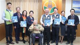 劉同仁的繪畫世界發表  徐耀昌讚客家之光苗栗縣國寶級印象派藝術大師劉同仁（中）4日舉辦「悠游藝海—劉同仁的繪畫世界」新書發表會，苗栗縣長徐耀昌（右4）致贈獎座祝賀，感謝他對藝術教育奉獻，更讚揚劉同仁是「客家之光」。中央社記者管瑞平攝  108年12月4日