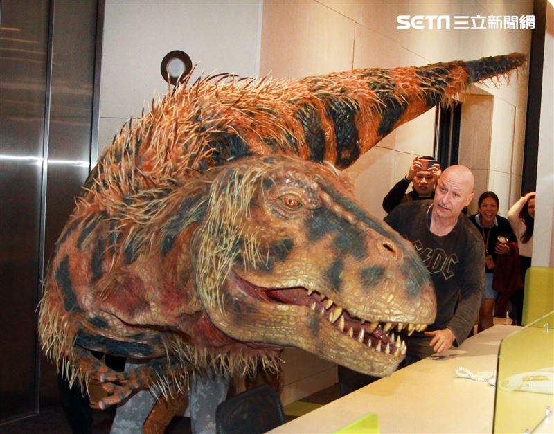 「與恐龍共舞」不得了爆龍闖進辦公室。（記者邱榮吉/攝影）