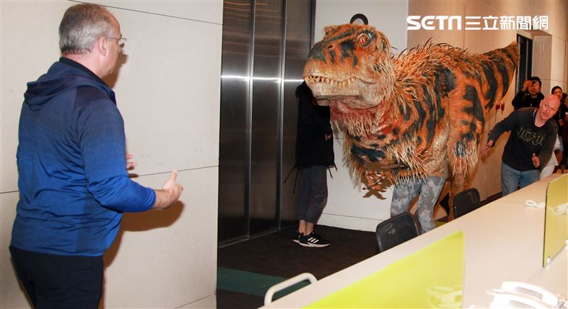 「與恐龍共舞」不得了爆龍闖進辦公室。（記者邱榮吉/攝影）